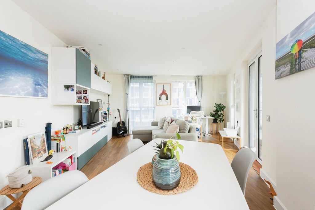 Property photo 1 of 18 Living / Dining Room