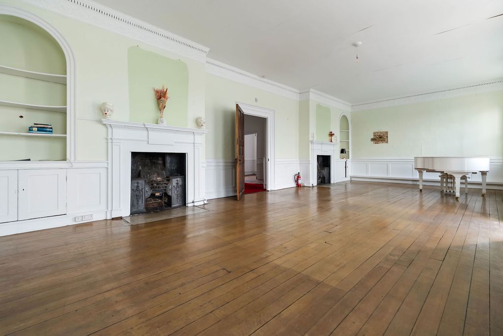 Property photo 3 of 37