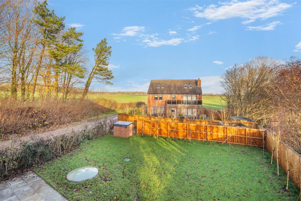 Property photo 3 of 50 8672135-Exterior05.Jpg