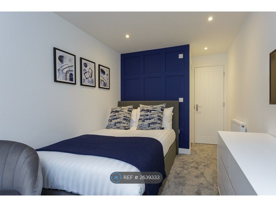 Property photo 1 of 15 Lovely Decor - Bedroom 2