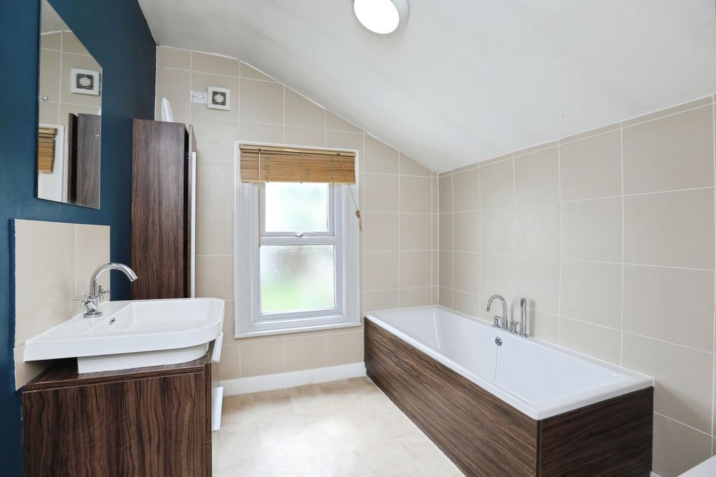 Property photo 3 of 17 Bathroom