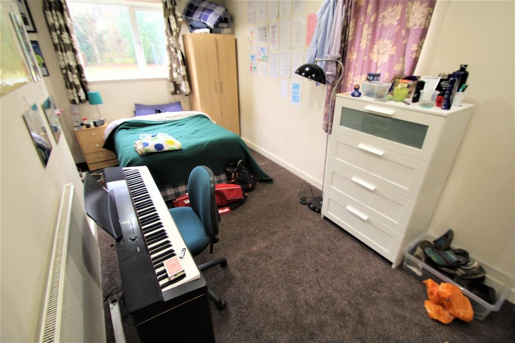 Property photo 3 of 8 Bright Single Bedroom With A Double Bed Dressed In...