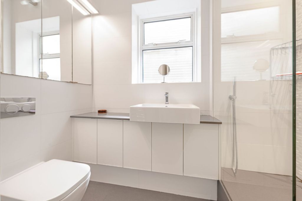 Property photo 3 of 11 Bathroom