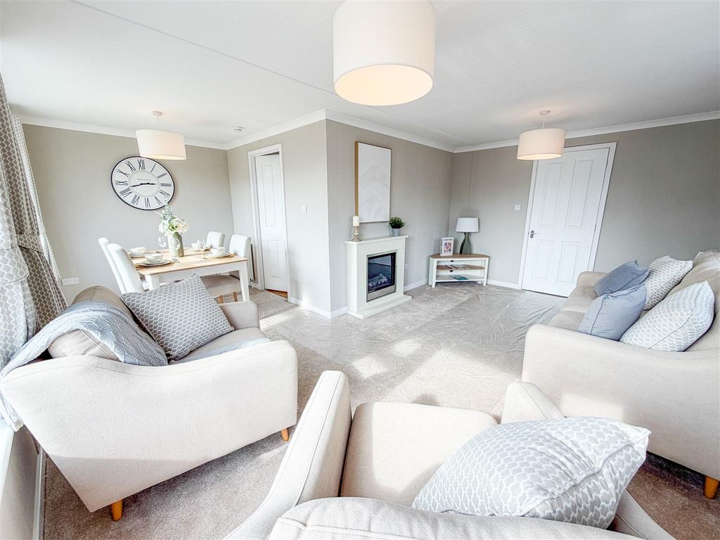 Property photo 3 of 24 Lounge/Diner