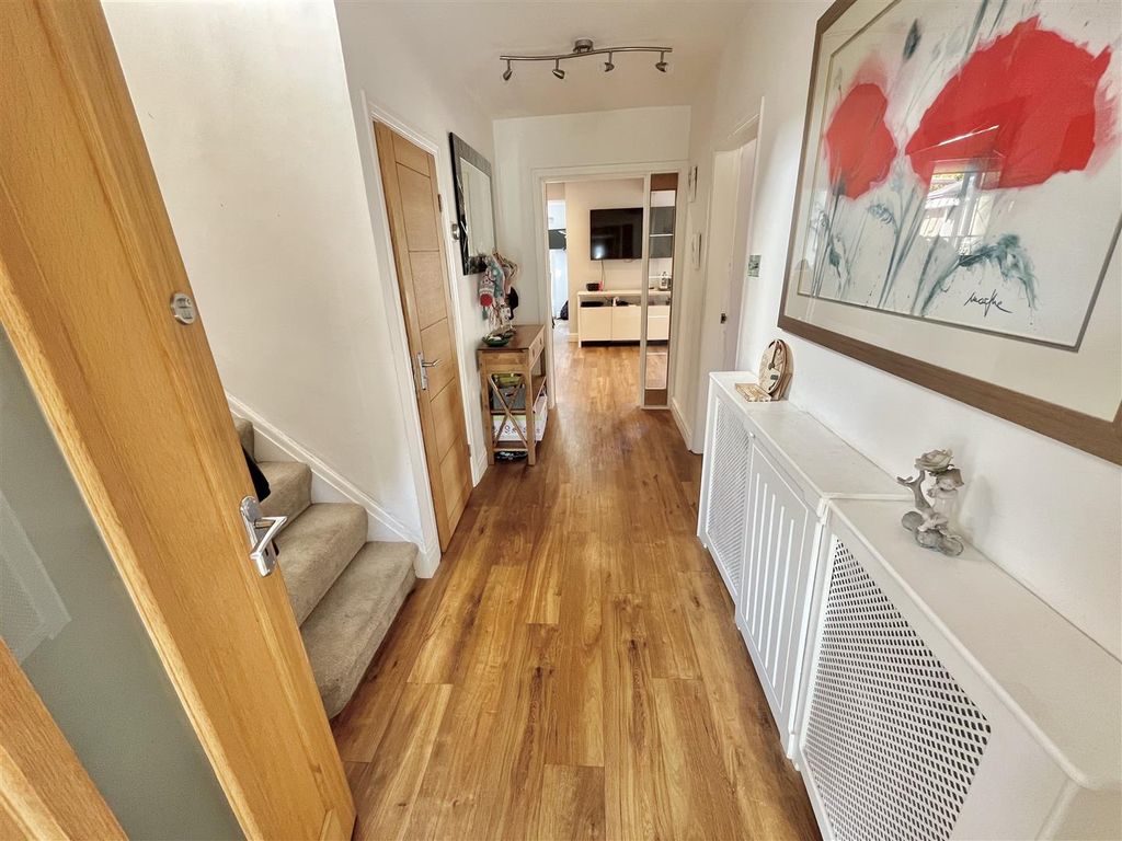 Property photo 2 of 43 Entrance Hall