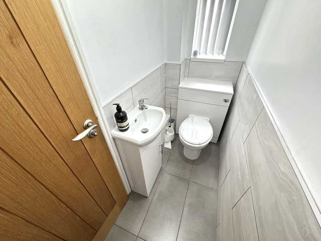 Property photo 2 of 33