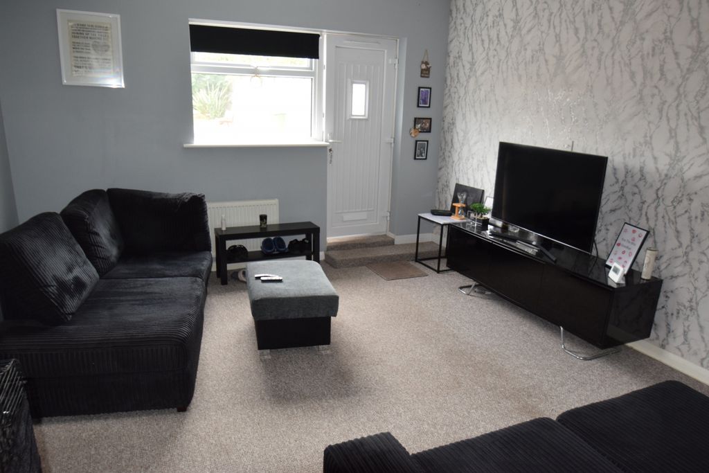 Property photo 3 of 17 Lounge