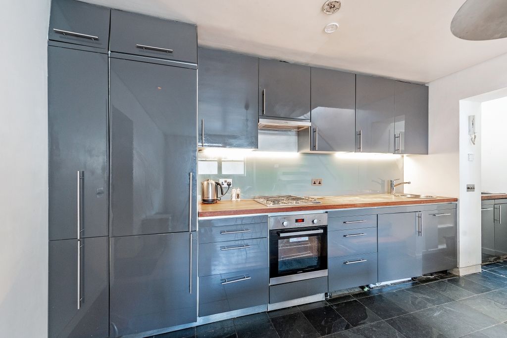 Property photo 2 of 9 4