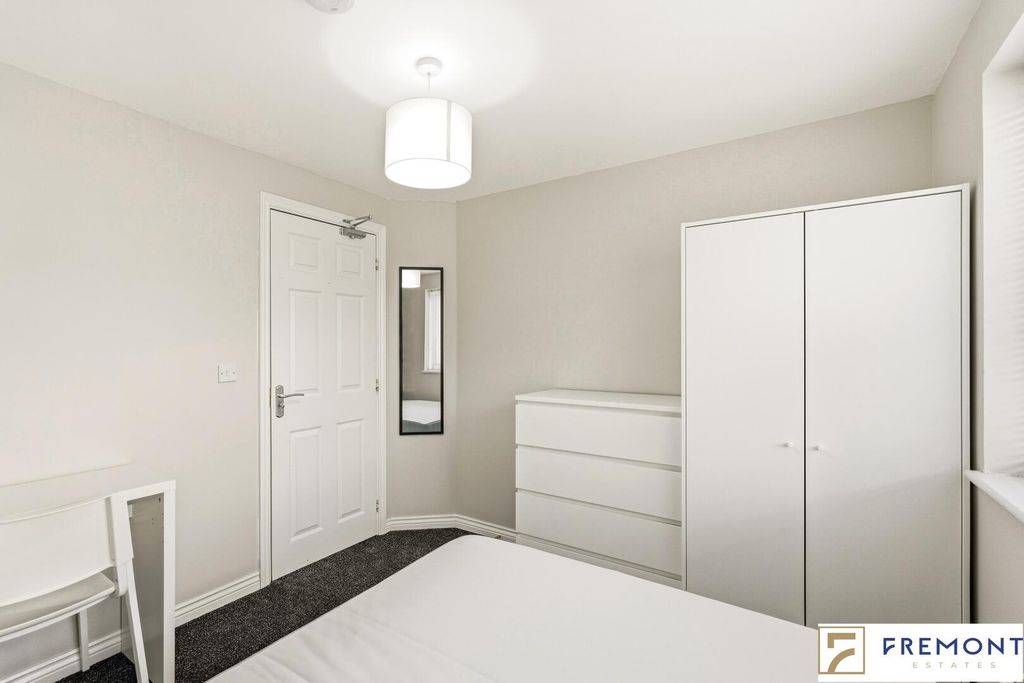 Property photo 2 of 8 Bedroom