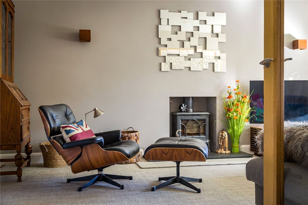 Property photo 3 of 32 House. Partnership