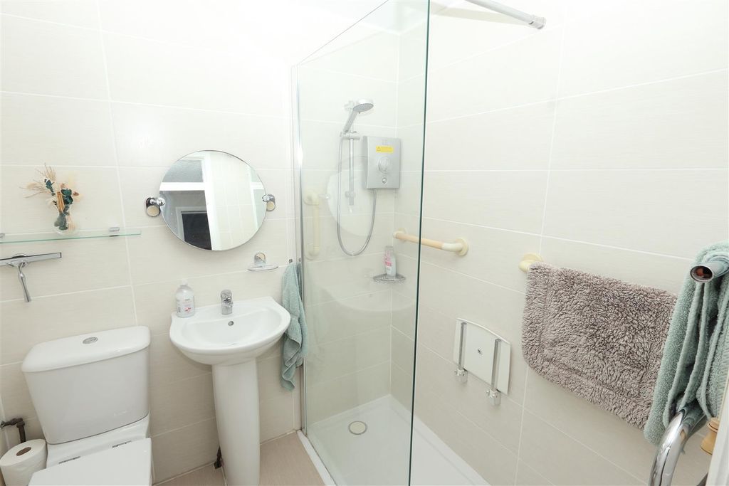Property photo 3 of 13 Bathroom