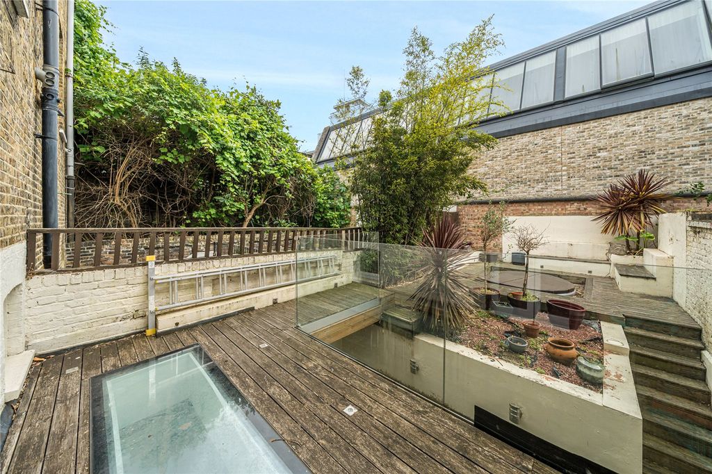 Property photo 2 of 17 Terrace