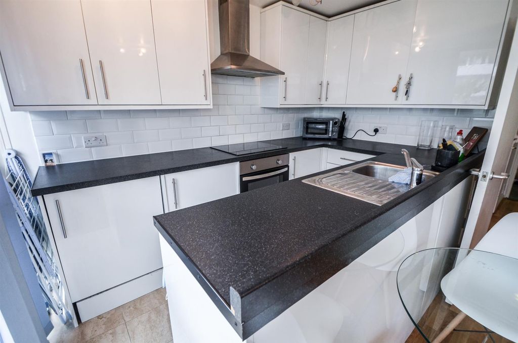 Property photo 3 of 8 Holcroft Court