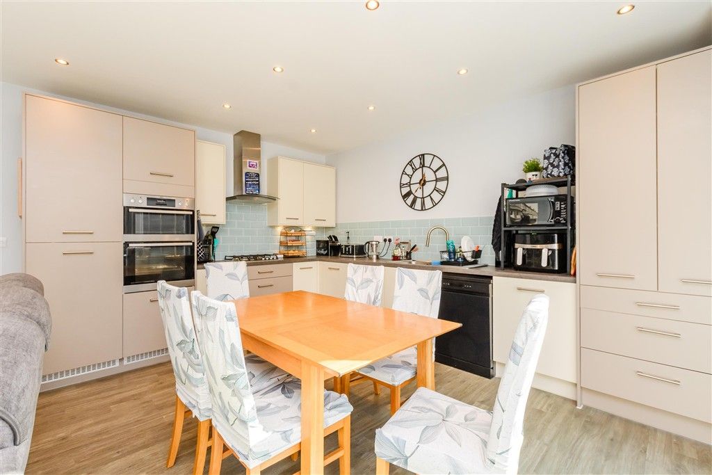 Property photo 3 of 11 Kitchen