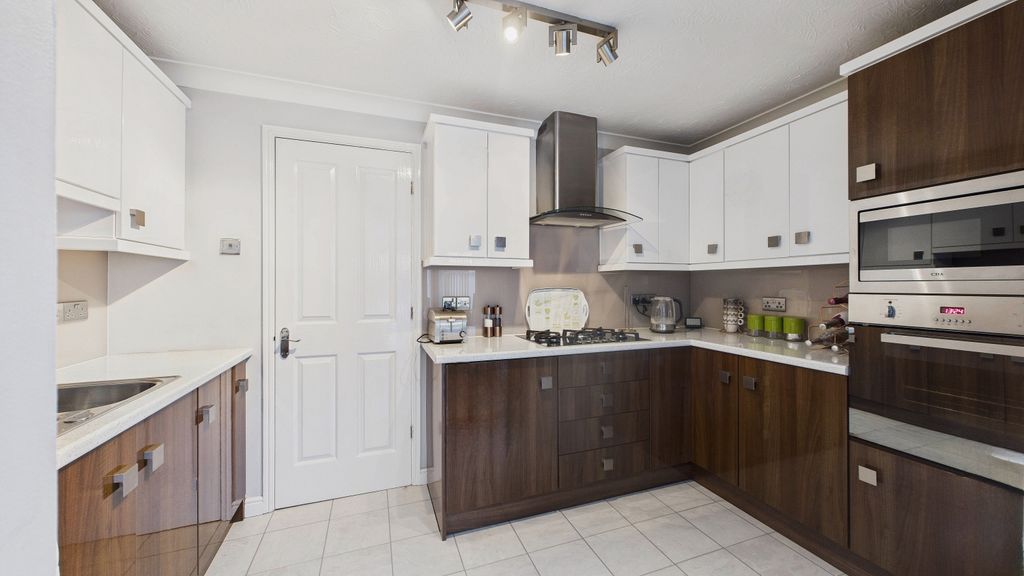 Property photo 2 of 14 Cam02351G0-Pr0088-Still018 (1)