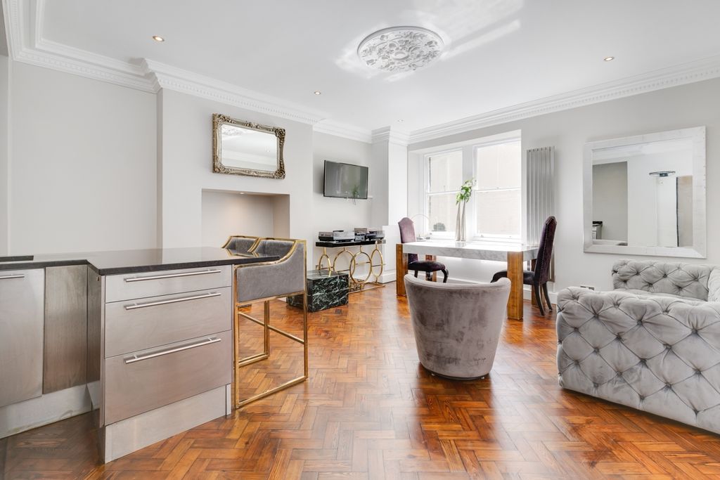 Property photo 2 of 15 Bedford Court