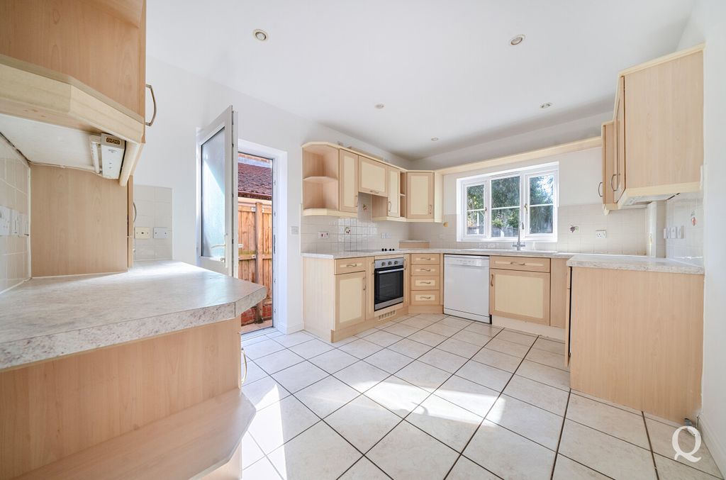 Property photo 2 of 25 183Ecb7c-2c71-45A...
