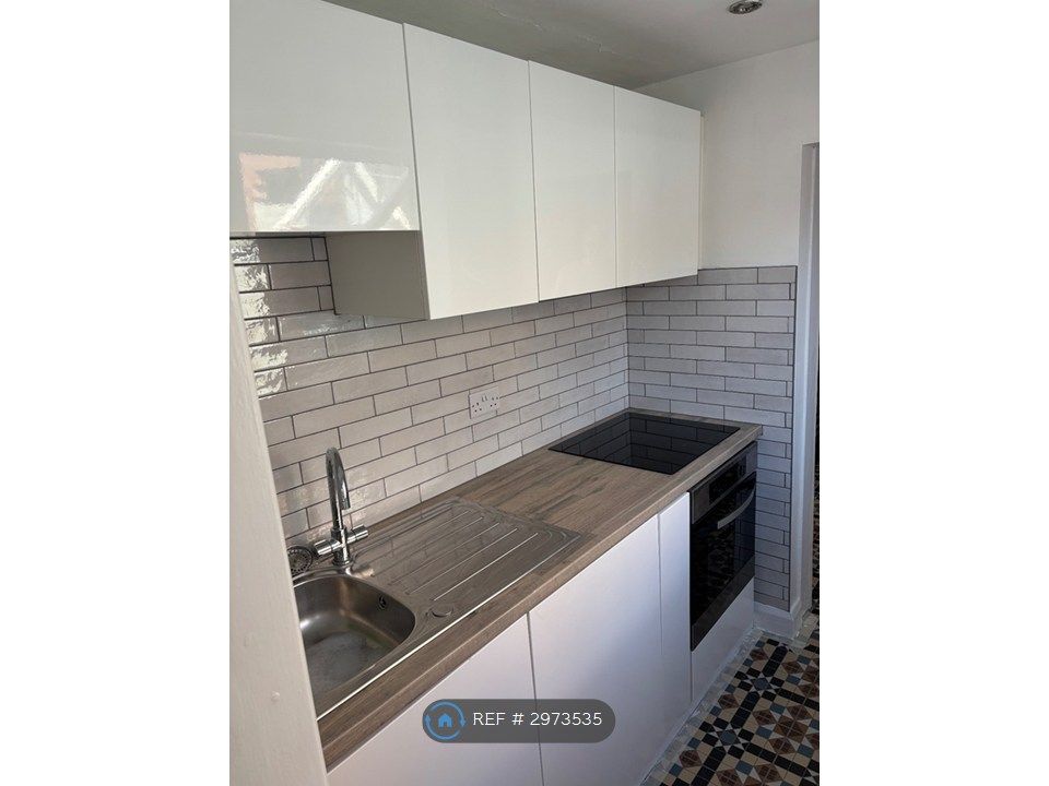 Property photo 3 of 10 Kitchen