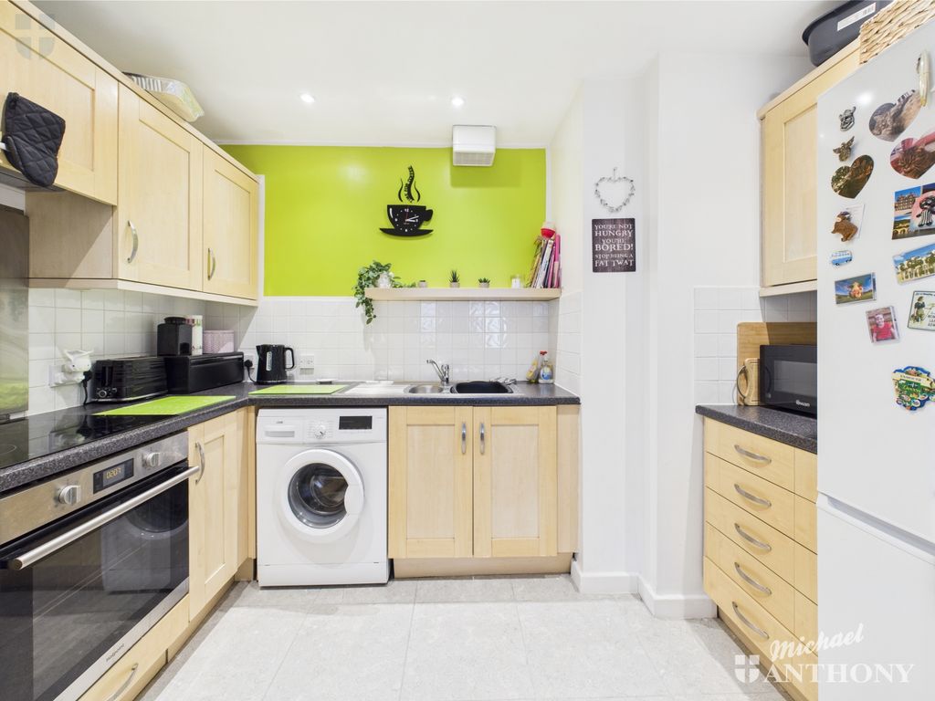 Property photo 3 of 8 Cam03852G0-Pr0284-Still004