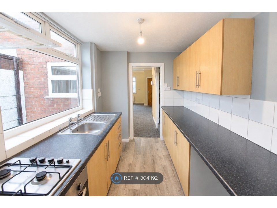 Property photo 3 of 8 Kitchen