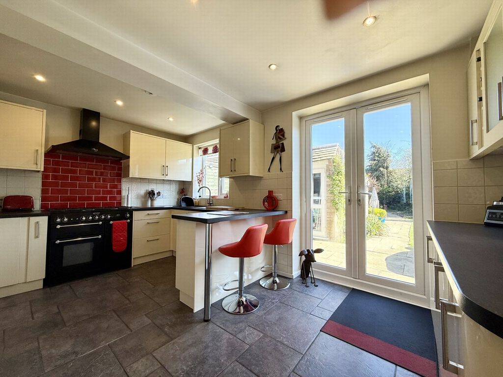 Property photo 3 of 19 Kitchen