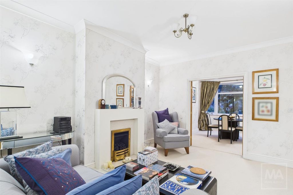 Property photo 2 of 14 Lounge