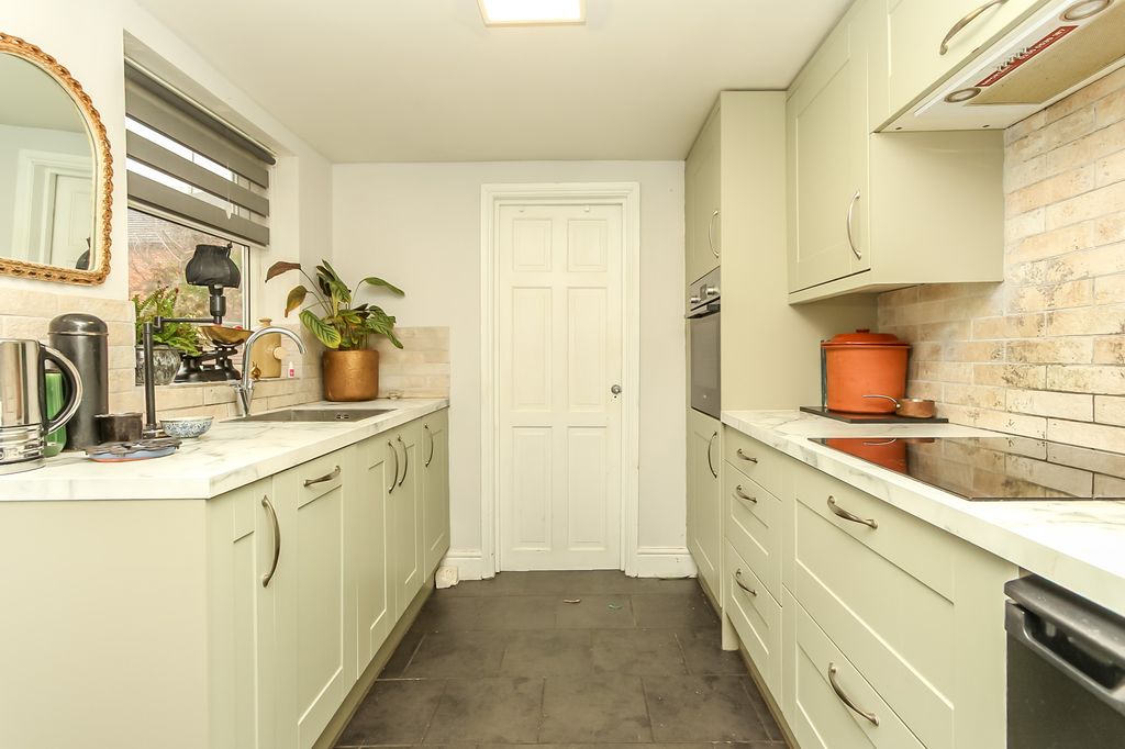 Property photo 3 of 6 Kitchen