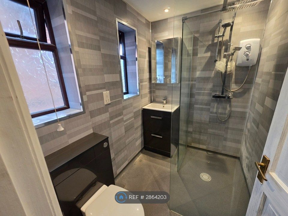 Property photo 2 of 11 Bathroom