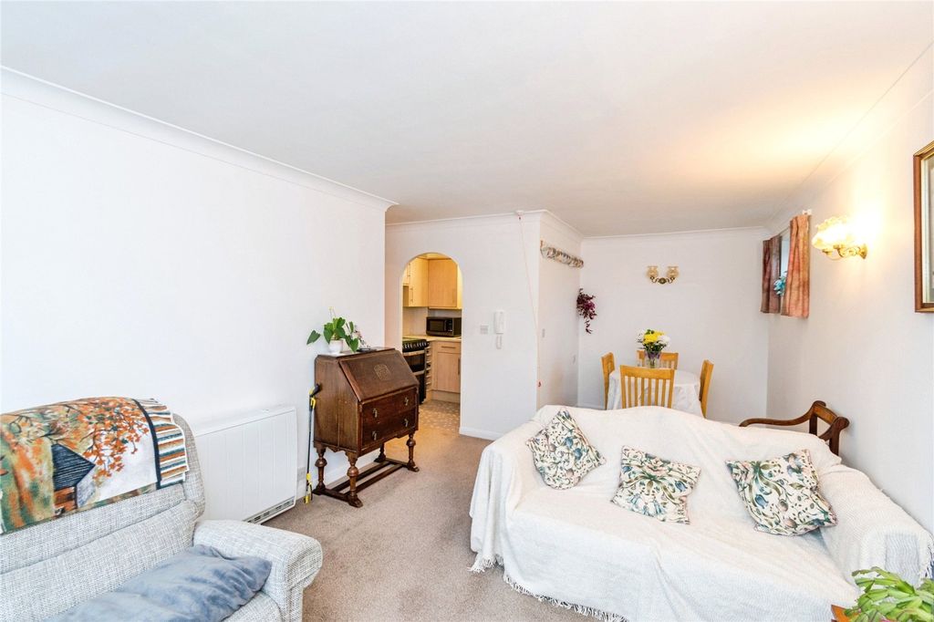 Property photo 1 of 10 Lounge