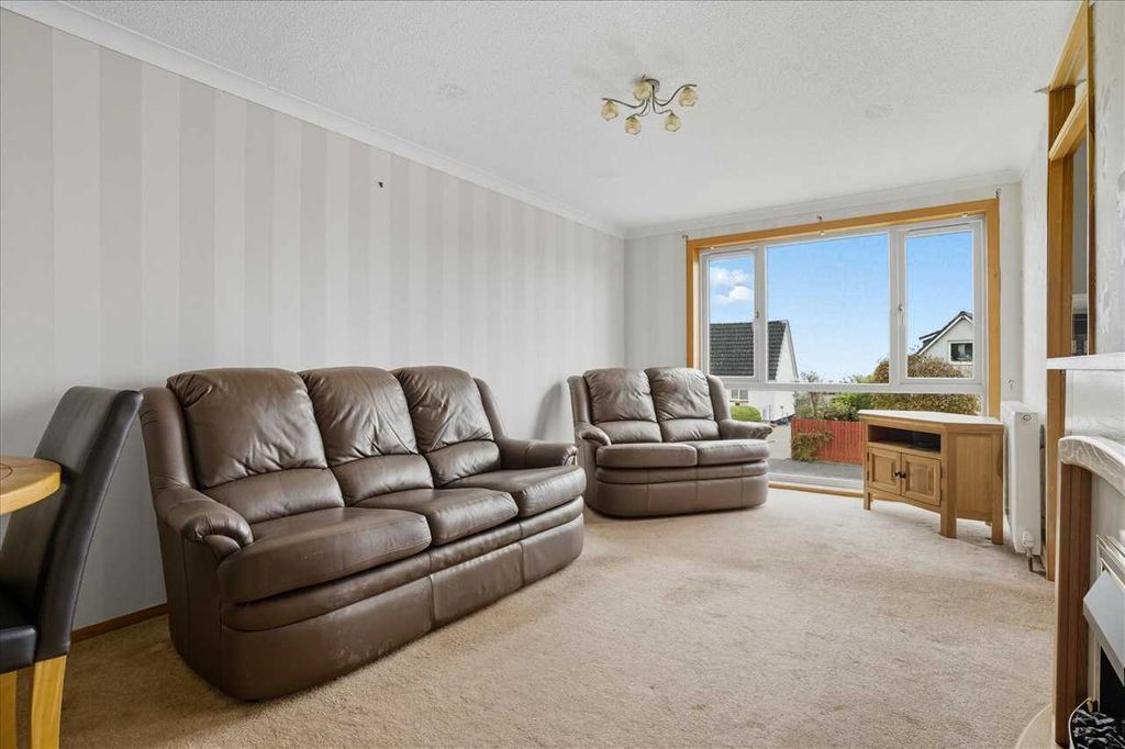 Property photo 3 of 11 Lounge /