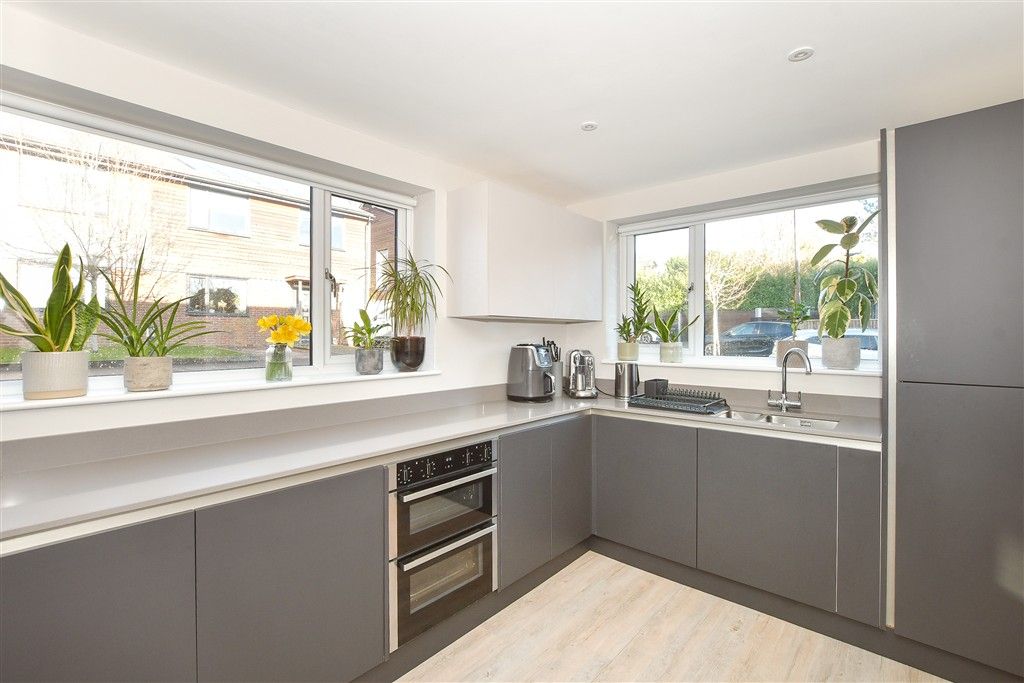 Property photo 3 of 11 Kitchen