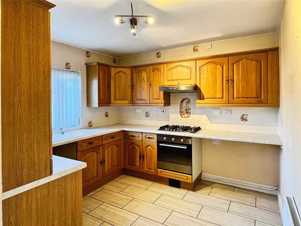 Property photo 3 of 10 Kitchen