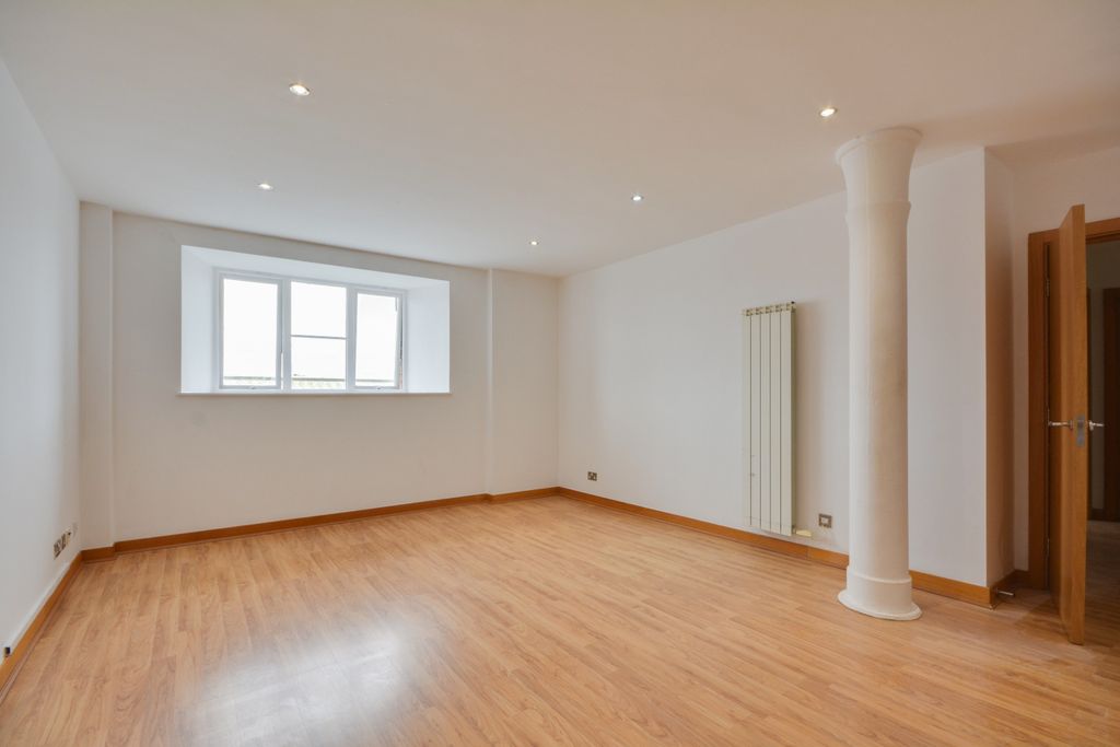 Property photo 2 of 31