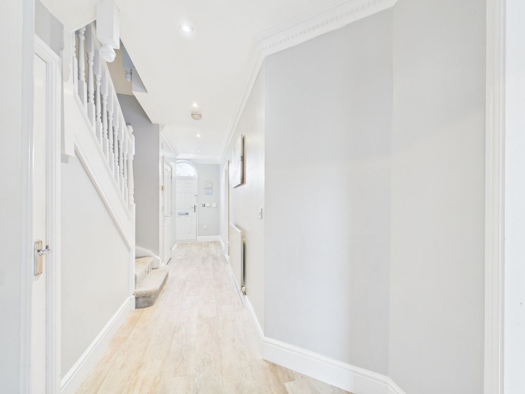 Property photo 2 of 19 Entrance Hallway