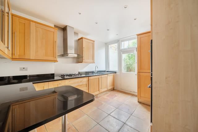 Property photo 2 of 25 Kitchen