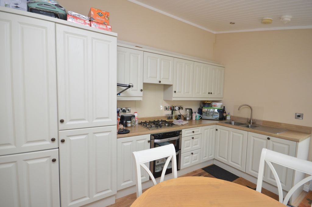 Property photo 3 of 10 Kitchen
