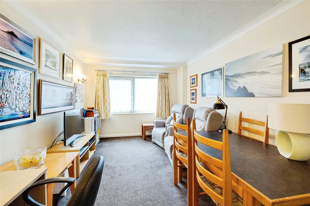 Property photo 2 of 11 Lounge