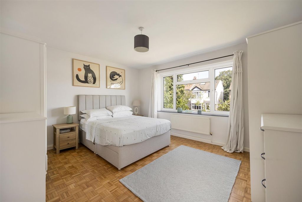 Property photo 2 of 21 Horn Lane, Ig8