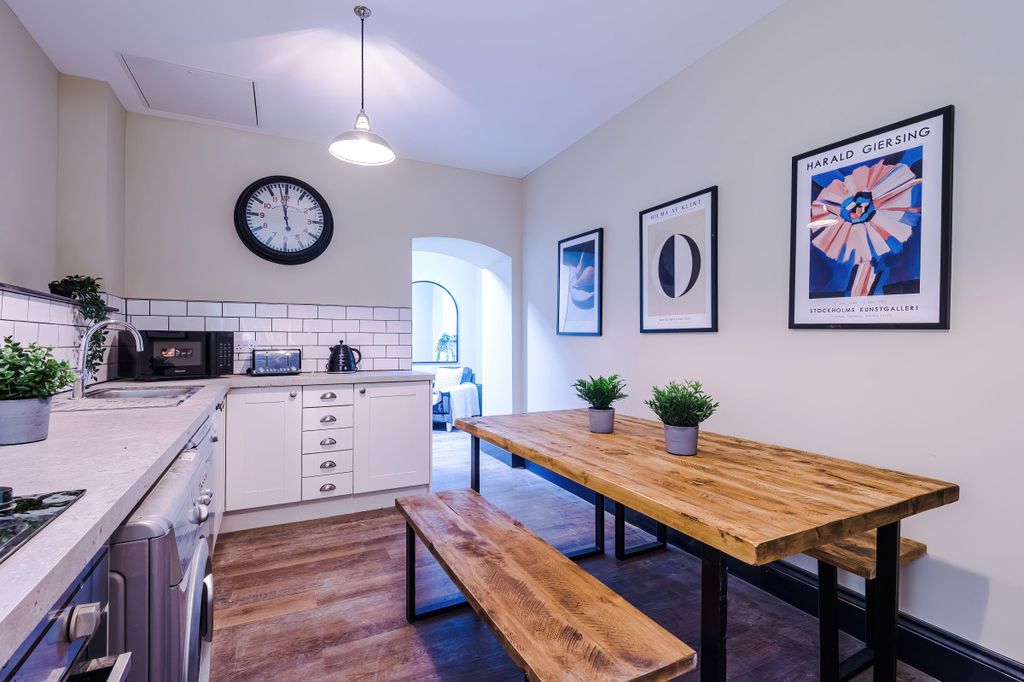 Property photo 3 of 21 Flat G, Hf, Kitchen 3