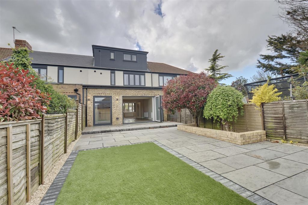 Property photo 2 of 26 Garden