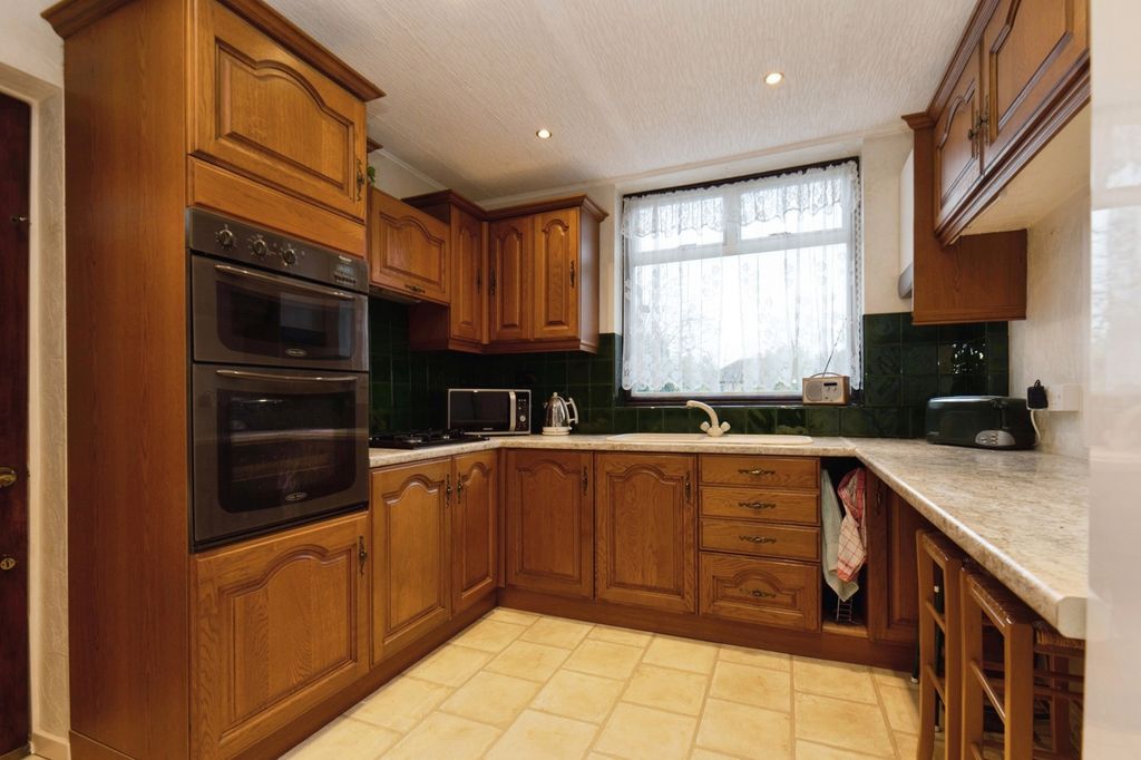 Property photo 3 of 12 Kitchen