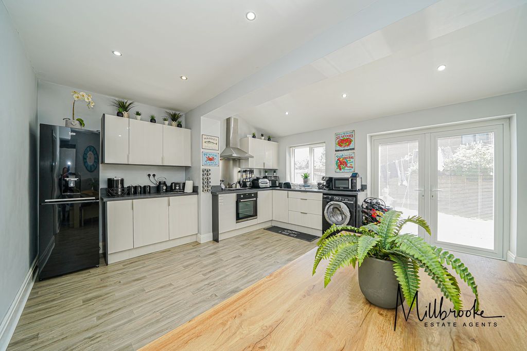 Property photo 2 of 25