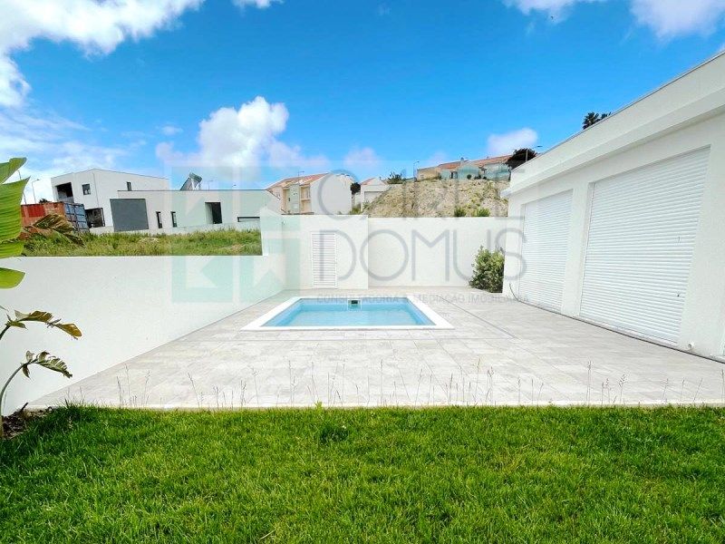 Property photo 2 of 33