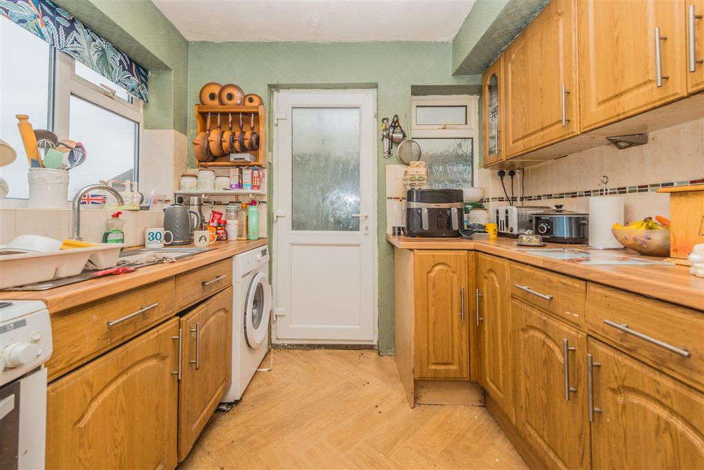 Property photo 2 of 24 Fitted Kitchen: