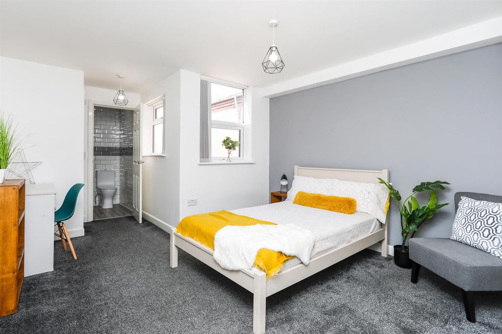 Property photo 1 of 7 68 St George's Road-1.Jpg