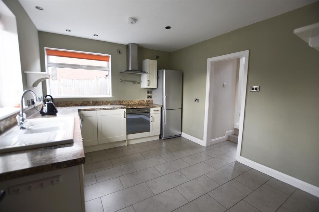 Property photo 2 of 19 Modern Fitted Kitchen