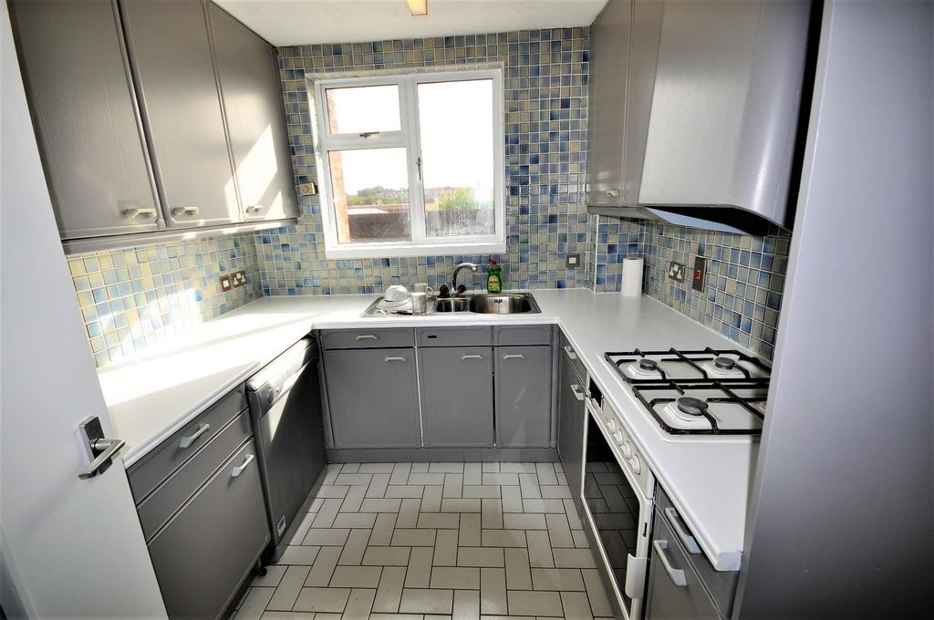 Property photo 3 of 11 Kitchen