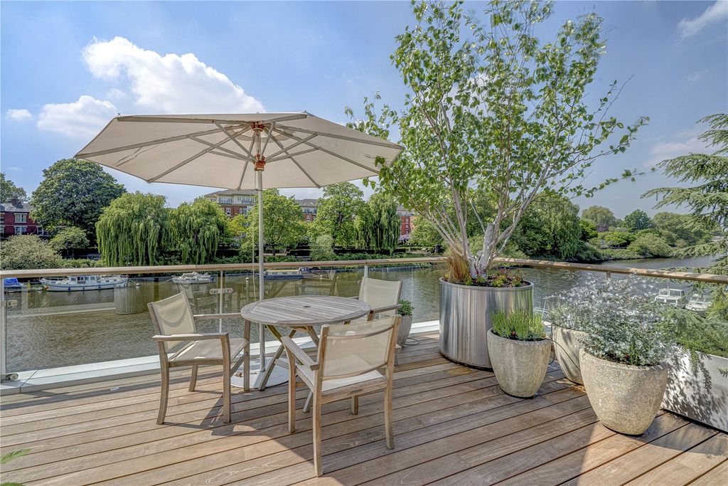 Property photo 2 of 19 Terrace