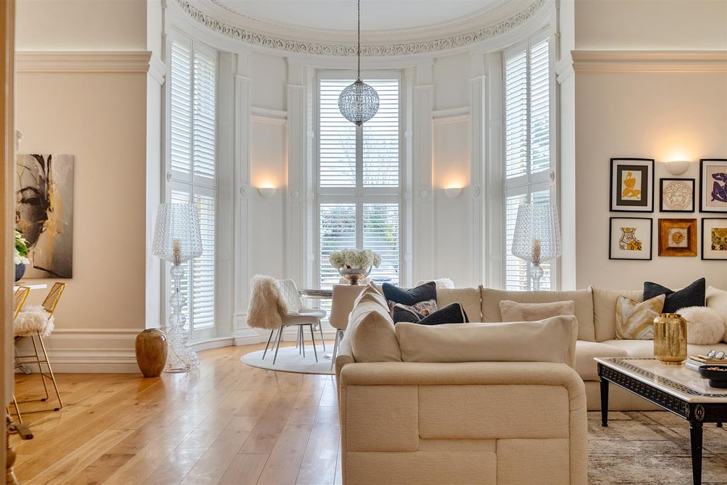 Property photo 2 of 20 Living Space