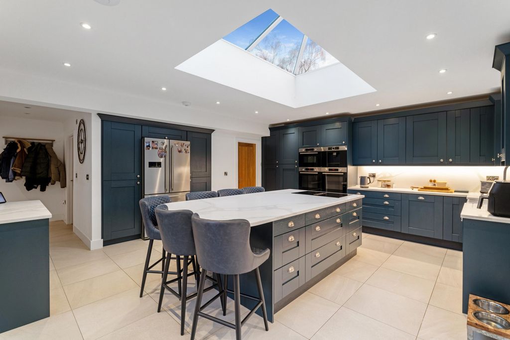 Property photo 2 of 33